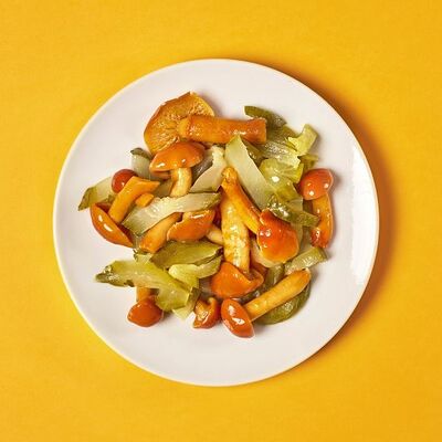 Салат с корнишонами и маринованными опятами в Румян картофан по цене 99 ₽