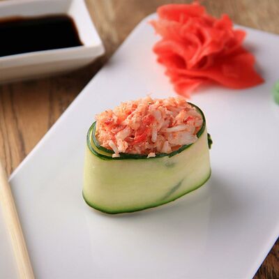 Гункан в огурце с крабом в Андеграунд Pizza & Sushi по цене 115 ₽
