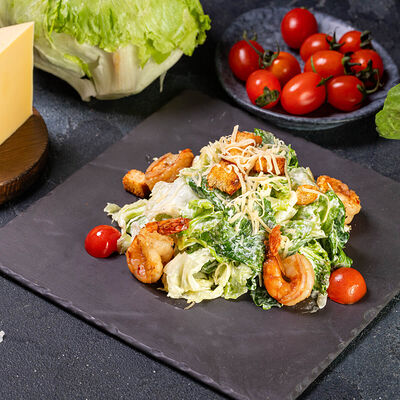 Салат цезарь с креветками в Лавашура по цене 830 ₽
