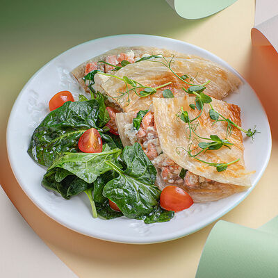 Роти со скрэмблом, форелью и шпинатом в Изикофе по цене 840 ₽