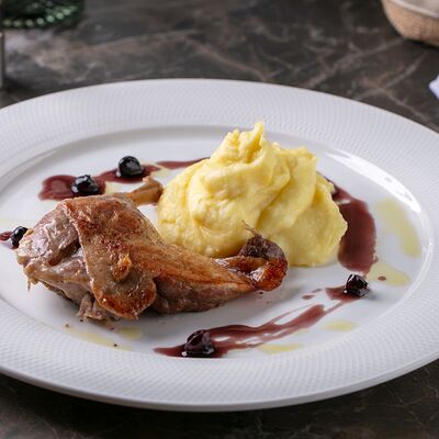 Утиная ножка с картофельным пюре и соусом из голубики в Кристалл по цене 900 ₽