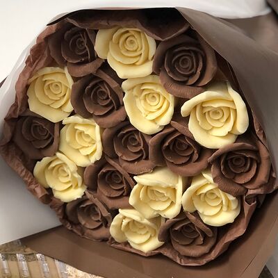 Букет шоколадных роз (молочный и белый шоколад) в Fujibox по цене 2700 ₽