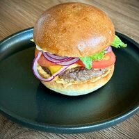 Бургер с говядиной на фирменной булочке в Dada Art Bakery