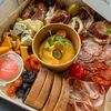 Ассорти мясных деликатесов и изысканных сыров (красный), М в PROBRUNCH Самара по цене 3470