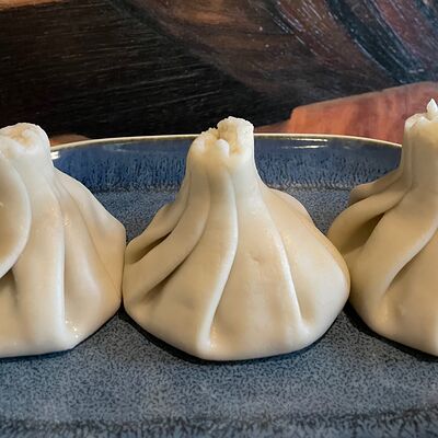 Хинкали с курицей отварные в Сандро по цене 650 ₽