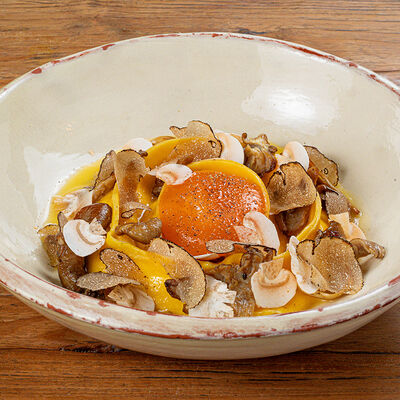 Равилоне с мягким сыром, черный трюфель, желток в Pinch по цене 1350 ₽