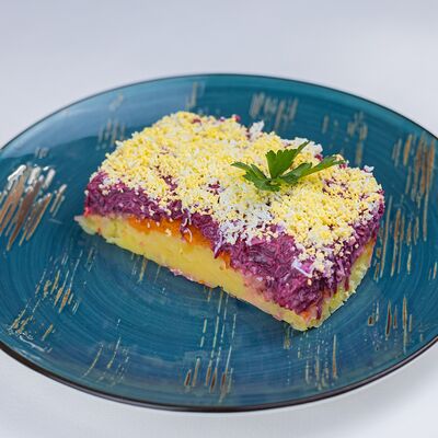 Сельдь под шубойв Тарелка по цене 148 ₽