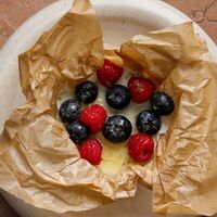 Запечённый йогурт, мёд, малина в Maya