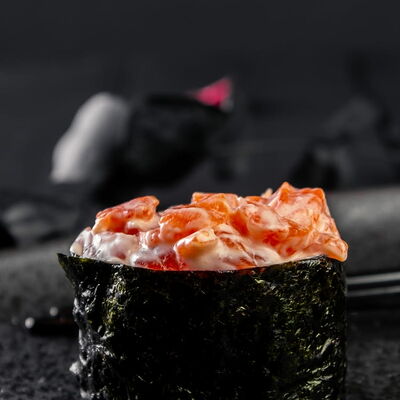 Гункан с лососем в Sushi7 по цене 245 ₽