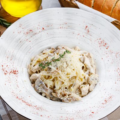Паста с грибами и курицей в Welcome по цене 540 ₽