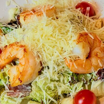 Салат Цезарь с креветками в Shelestoff по цене 700 ₽