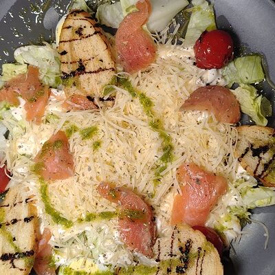 Салат Цезарь с семгой в Лавр по цене 730 ₽