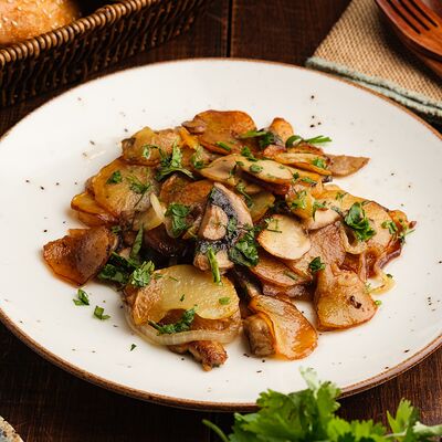 Картофель с шампиньонамив Дальневосточка по цене 370 ₽