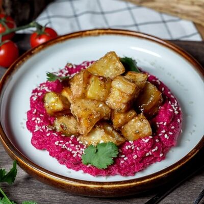 Салат из хрустящих баклажанов с муссом из печеной свеклы в Пятница по цене 550 ₽