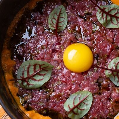 Тартар из говядины с соусом Ромеско в Beer & Grill по цене 820 ₽