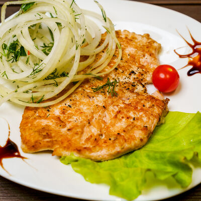 Стейк из куриного филе с маринованным луком в Эра Вкуса по цене 225 ₽