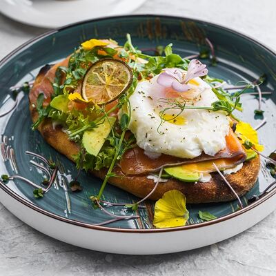 Брускетта с лососем и яйцом пашот в Веранда по цене 550 ₽
