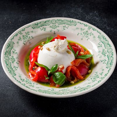 Буррата с печеным болгарским перцем в Шале Берёзка по цене 1380 ₽