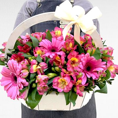 Корзина c альстромерией и герберами №65 в Arsentev Flowers по цене 3690 ₽