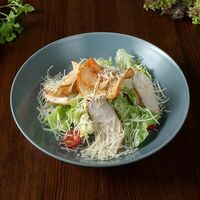 Салат Цезарь с курицей в Dance&grillpark