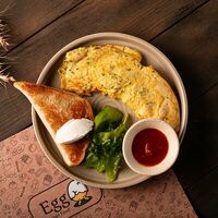 Омлет скрэмбл со шпинатом и голландским сыром в EGG Sandvich & pasta bar