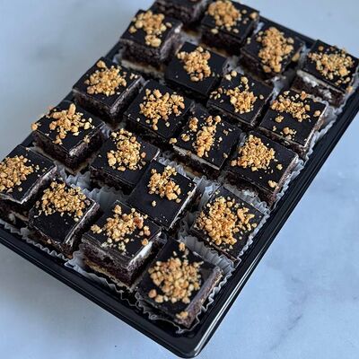 Десертное плато Сникерсв Кондитерская SunbeamCake по цене 3900 ₽