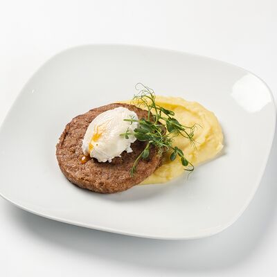 Бифштекс из мраморной говядины с яйцом пашот и картофельным пюре в Матрешка по цене 740 ₽