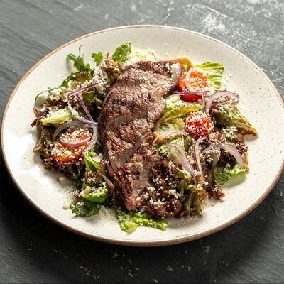 Стейк-салат из мраморной говядины с томатами и вешенками в Pitnica по цене 830 ₽