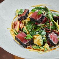 Салат тунец, томаты, манго в Wine Сonnection