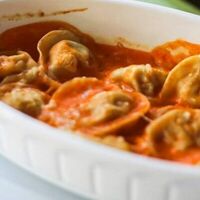 Запеченные пельмени с говядиной и зирой в томатном соусе в Чемодан