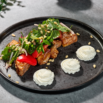 Салат с хрустящими баклажанами в Гогия по цене 723 ₽