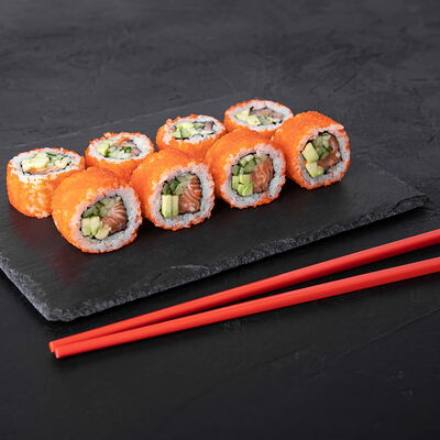 Калифорния с лососем в Sushiman по цене 825 ₽