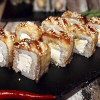 Филадельфия с угрем в Myata Sushi