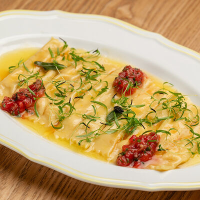 Равиоли с копченым лососем и томатным конкассе в Olio по цене 850 ₽