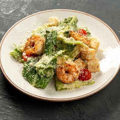Цезарь с креветками гриль, салатом романо и пармезаномв Pitnica по цене 715 ₽