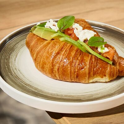 Сливочный круассан с лососем, авокадо и страчателлой в THE ZAVTRAK по цене 1015 ₽
