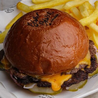 Смэш Бургер в Bisou Bisou Bistro по цене 1290 ₽