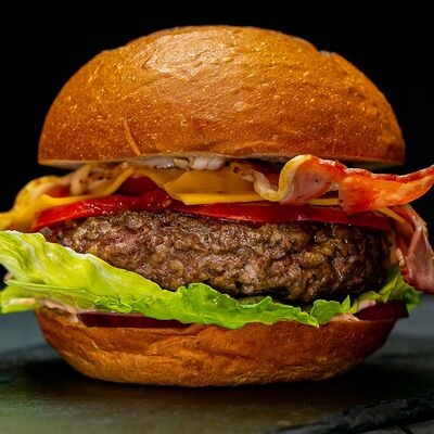 Фирменный бургер с рубленой мраморной говядиной и жареным беконом на открытом огне в УГОЛЬ&МЯСО по цене 867 ₽