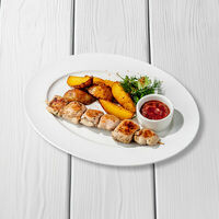 Шашлык из курицы с картофелем гриль в Перчини