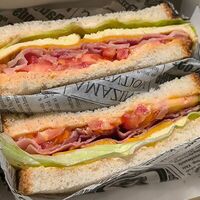 Сэндвич с омлетом и беконом в Фабрика чизкейков