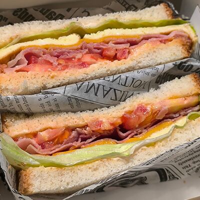 Сэндвич с омлетом и беконом в Фабрика чизкейков по цене 290 ₽