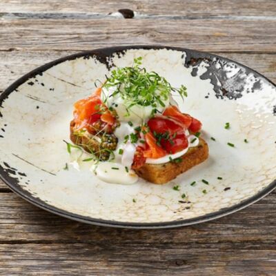 Гренка с красной рыбой, домашним сыром и томатами конфи в Литвины по цене 27 р.