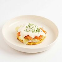 Картофельный хашбраун с беконом и солёной форелью под муссом из пармезана в Британские Пекарни