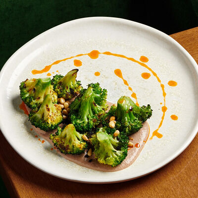 Брокколи из печи с ореховым соусом в Булгаков по цене 440 ₽