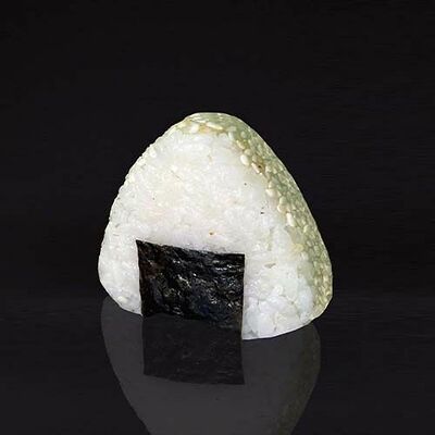 Онигири Масляная рыба в Настроение есть по цене 166 ₽