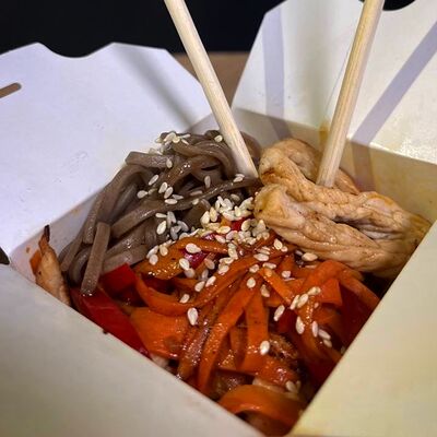 Гречневая лапша со свининой в Deep Tasty по цене 310