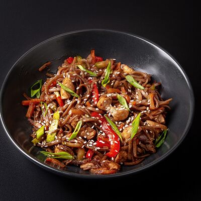 Лапша соба с курицей в Твой выбор по цене 475 ₽