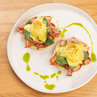 Бенедикт на картофельной булочке с беконом и голландским соусом в 9/18 бистро по цене 870 ₽