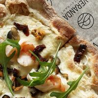 Пицца с креветками и мидиями в VERANDA BAR