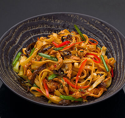 Лапша удон с курицей в Bluefin по цене 920 ₽